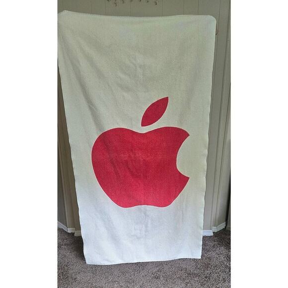 Vintage Apple MacIntosh Computers Beach Towel Pre-owned Off White - Picture 1 of 3